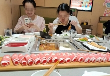 Đây là bữa ăn 'bóc trần' cả một gia đình: Người bố lên mạng khóc lóc, dân mạng lắc đầu ngán ngẩm