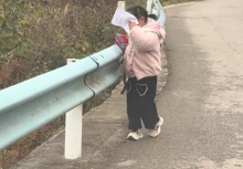 Hàng nghìn cư dân mạng cười ngất khi biết lý do bé gái trong ảnh lấy vở che mặt!