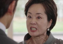 Tâm lý của 1 người cáu gắt với người thân nhưng lại tử tế với người ngoài là gì? Sự thật thật đau lòng