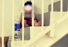 Đây là bức ảnh đang khiến nhiều cha mẹ thấy bất lực: Biết là có hại, nhưng liệu có thể làm khác đi không?