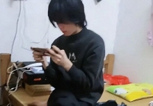 Bố quay clip bêu riếu con trai: 'Tôi đã làm gì sai mà sinh ra đứa con thế này?', dân mạng phát hiện ngay 1 chi tiết rùng mình!