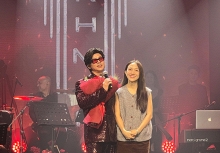 Phan Đinh Tùng gây xúc động khi trao nhẫn kim cương cho vợ ngay trên sân khấu