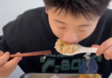 Khoe sức ăn của con, 1 bà mẹ khiến 16.000 cư dân mạng phẫn nộ: 'Đây là bữa cơm kinh khủng nhất tôi từng thấy!'