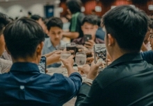 Đi họp lớp đến muộn nên bị ngồi phía ngoài cùng, nhờ thế tôi tránh được trò khoe mẽ hơn thua, ra về còn lãi cả mớ tiền