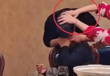 Đi họp lớp đầu năm mới gặp lại cô gái mình từng ruồng bỏ năm xưa, tôi phát hiện bí mật sốc về vợ mình