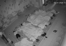 Bức ảnh học sinh mầm non ngủ trưa ở Hà Nội đang gây tranh cãi: Mẹ quá nhạy cảm hay các cô thực sự thiếu ý tứ?