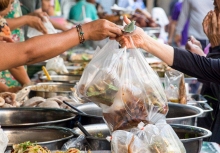 Mẹ 40 tuổi phải cắt bỏ tử cung vì ung thư, con gái lớp 3 đã có kinh nguyệt: Bác sĩ chỉ ra “thủ phạm” trong đồ ăn hằng ngày