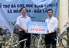 Tạp chí Phụ nữ Mới chia sẻ yêu thương tại vùng lũ Đắk Lắk