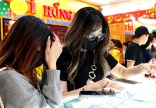 Hội mua vàng trước Ngày vía Thần Tài: Chọn vàng miếng hay vàng nhẫn 