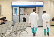 Cuộc chiến chưa kết thúc: 12.000 bác sĩ Hàn Quốc đình công tiếp tục đối mặt với khó khăn mới, khủng hoảng y tế toàn quốc rơi vào bế tắc