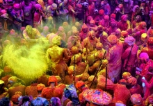 Sắc màu bùng nổ tại lễ hội Holi giữa đại dịch virus corona