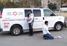 Hình ảnh cầu nguyện của hai nhân viên y tế Israel trở thành khoảnh khắc cảm hứng trong đại dịch Covid-19.