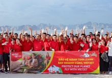Gần 600 “chiến binh” Vietjet đồng loạt ra quân làm sạch biển Hạ Long
