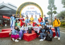 Du khách Tây thích thú săn mây, check in hoa Sen đá trên đỉnh Fansipan