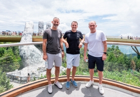 Huyền thoại bóng đá Michael Owen bất ngờ check in Cầu Vàng