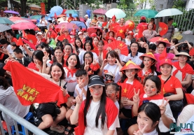 Người dân nô nức xếp hàng từ trưa chờ xem sơ duyệt diễu binh tối 27/8