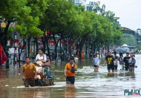 Hà Nội: Nhiều tuyến phố vẫn ngập sâu sau mưa lớn