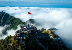 Lạc vào “miền cổ tích” trên đỉnh Fansipan mùa mây