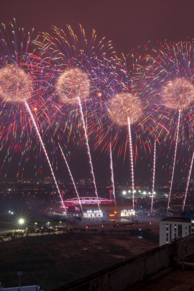 Bầu trời Mỹ Đình rực sáng trong đêm tổng duyệt pháo hoa mừng Đại hội XIV