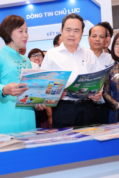 Chủ tịch Quốc hội Trần Thanh Mẫn tham quan các gian trưng bày tại Hội Báo toàn quốc 2026
