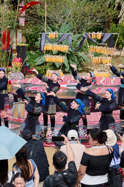 Sa Pa: Du khách hào hứng nhảy múa tưng bừng với Lễ hội Thổ cẩm tại Bản Mây