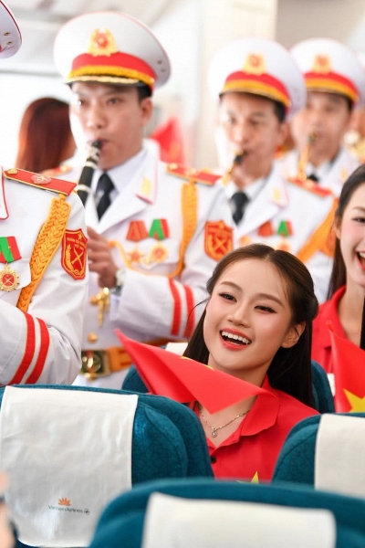 Dịp 2/9, các hãng hàng không “chiều” khách thế nào: Làm vé cờ đỏ sao vàng, cho tiếp viên mặc trang phục theo chủ đề, giảm đúng 29% giá vé