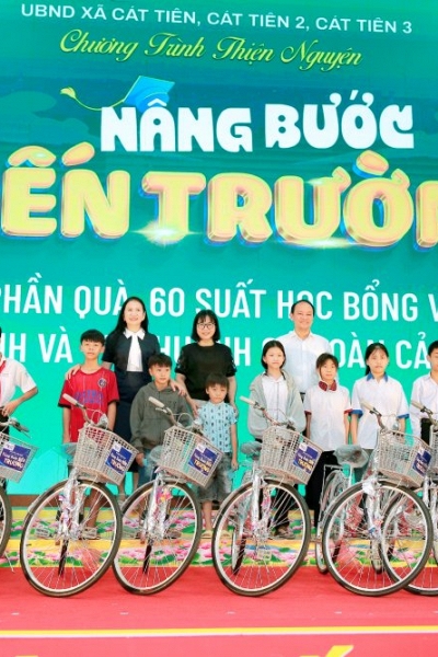 Những khoảnh xúc động trong chương trình 'Nâng bước đến trường' mùa  thứ 6