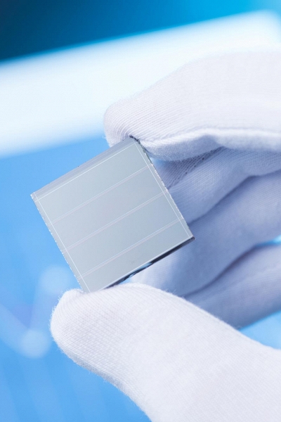 Đột phá công nghệ tấm pin mặt trời có thể tạo điện từ ánh nắng lẫn nước mưa 