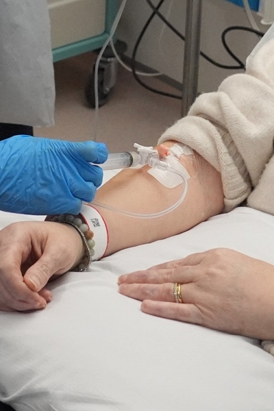 Liệu pháp tế bào lần đầu cứu sống người phụ nữ mắc 3 bệnh tự miễn nguy hiểm