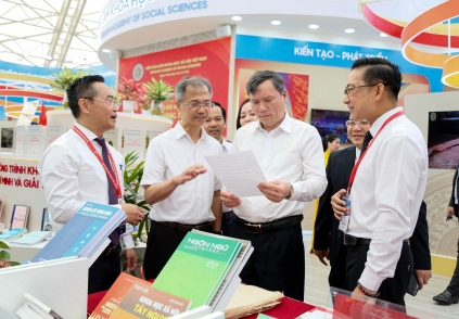 Tân Chủ tịch Viện Hàn lâm KHXH Việt Nam thăm gian trưng bày tại Triển lãm thành tựu đất nước