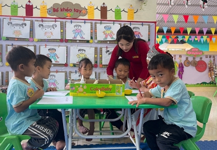 Vượt dốc, băng rừng mang con chữ và tiếng cười đến với bản Tà Han