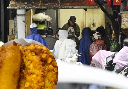 Thực tế tại hàng bánh chuối Hà Nội khiến khách 'ức phát khóc': Người mua vẫn tới đông nghịt dù trời mưa lớn