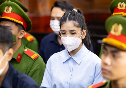 CLIP: Hằng Du Mục bật khóc khi luật sư đề cập 'bị cáo vẫn phải vắt sữa vì đang nuôi con nhỏ'