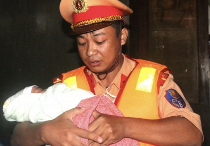 Em bé 20 ngày tuổi được cứu khỏi vùng lũ sau hơn 2 ngày ở trên nóc nhà cùng mẹ