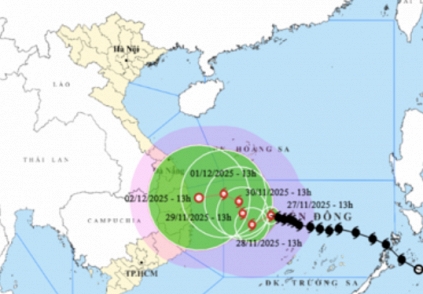 Tin bão số 15 mới nhất: Giật cấp 15, 'đi lòng vòng' trên biển và đảo hướng bất thường
