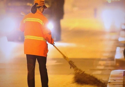 Đang quét đường lúc 3h sáng, cô lao công bỗng bật khóc giữa phố, lý do khiến MXH lặng người