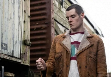 Xem phim Sex Education, tôi lạnh người khi nhớ lại lần mình tát con: 'Từng đau mà sao vẫn mắc sai lầm như thế hệ trước?'