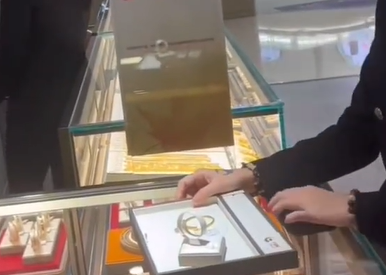 Bé gái thử đeo chiếc vòng vàng vào tay, 10 giây sau bị đòi bồi thường gần 4 triệu đồng: Cảnh sát vào cuộc, bên bán có phản ứng lạ