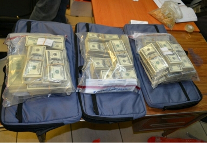 Phát hiện 151 tỷ đồng trong 8 chiếc vali ở sân bay