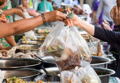 Mẹ 40 tuổi phải cắt bỏ tử cung vì ung thư, con gái lớp 3 đã có kinh nguyệt: Bác sĩ chỉ ra “thủ phạm” trong đồ ăn hằng ngày