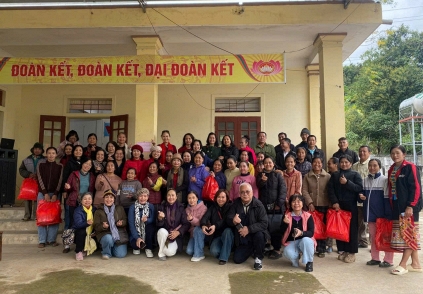 Đoàn thiện nguyện CLB Nhà Báo Nữ Việt Nam đến với bà con Tân Hợp