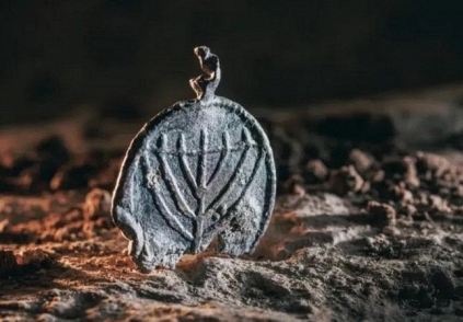 Mặt dây chuyền chì với dấu ấn Do Thái cổ hiếm có được tìm thấy ở Jerusalem