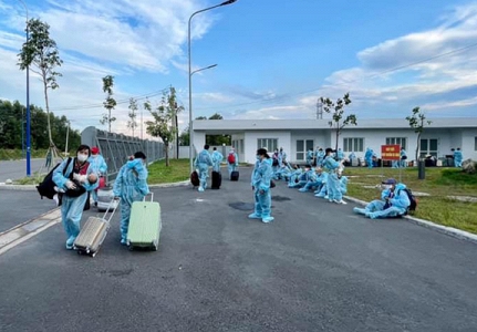 Người trong khu cách ly ở Bình Dương đe doạ bác sĩ