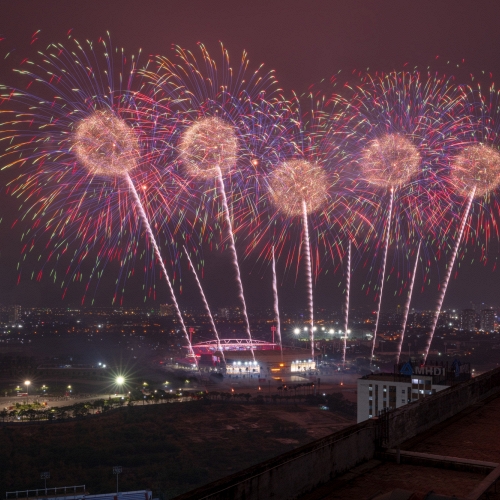 Bầu trời Mỹ Đình rực sáng trong đêm tổng duyệt pháo hoa mừng Đại hội XIV