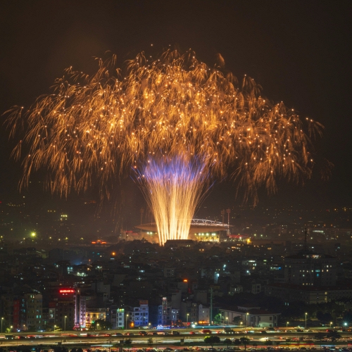 Pháo hoa rực sáng bầu trời Hà Nội, lan tỏa niềm tin và khí thế mới mừng Đại hội XIV của Đảng thành công