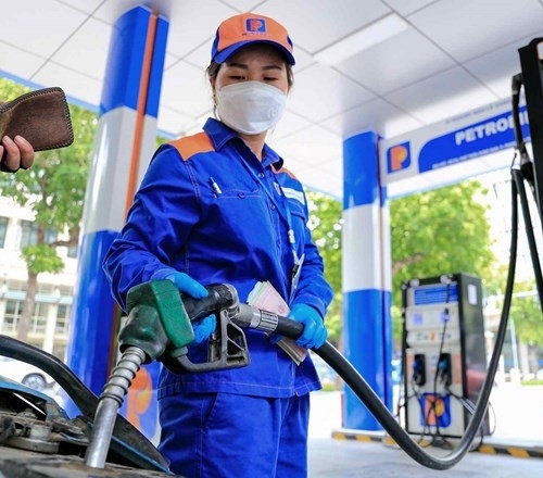 Giá xăng dầu giảm sâu, RON95-III xuống dưới 30.000 đồng/lít