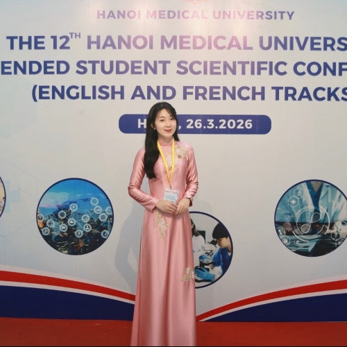 Nữ sinh Đại học Y Hà Nội giành giải Nhất với nghiên cứu theo dõi dinh dưỡng bệnh nhân ICU tại Hội nghị Khoa học 