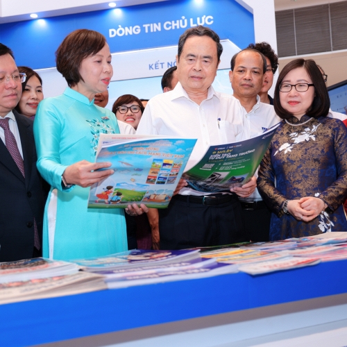 Chủ tịch Quốc hội Trần Thanh Mẫn tham quan các gian trưng bày tại Hội Báo toàn quốc 2026