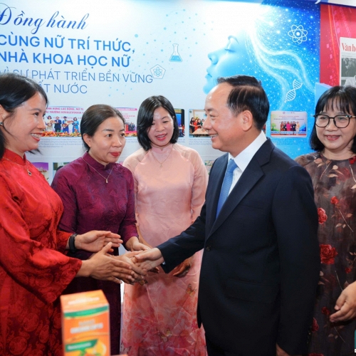 Khi nhà khoa học bước ra từ trang báo