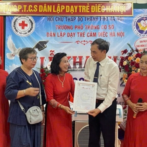 Câu lạc bộ Nhà báo nữ Việt Nam sẻ chia cùng học sinh khiếm thính và cô giáo Hoàng Thị Hiền